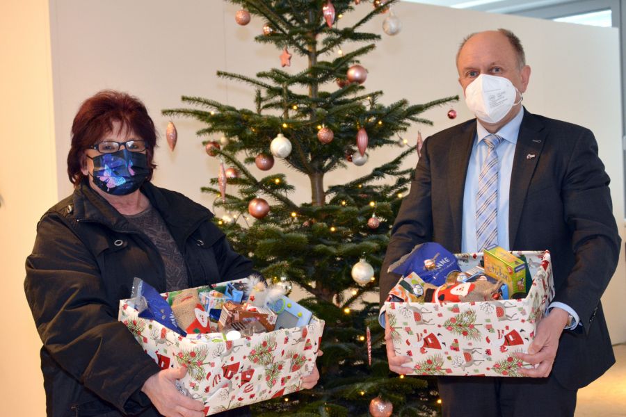 Damit Weihnachten für alle wahr wird: Vera Jennebach, Vorsitzende der Tafel Paderborn, und Schirmherr und Landrat Christoph Rüther bitten um Weihnachtspäckchen für die Tafel Paderborn Bildnachweis: Presse- und Öffentlichkeitsarbeit, Kreis Paderborn, Meike Delang